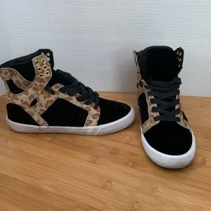 Size 7 velvet Supra high tops